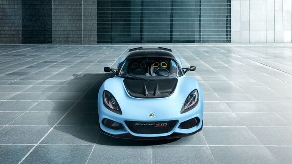 Обои на рабочий стол Голубой спорткар Lotus Exige Sport 410 в ангаре
