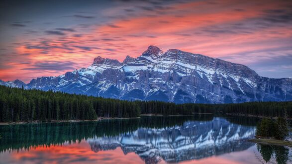 Обои на рабочий стол Восход солнца над Two Jack Lake and Mount Rundle, Banff National Park, Alberta, Canada / озером Два Джека и горой Рандл, национальный парк Банф, Альберта, Канада, фотограф Paul Goodwill