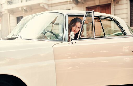 Обои на рабочий стол Модель Alina Cherkun сидит в авто Mercedes Benz 250 SE. Фотограф Luciano Consolini