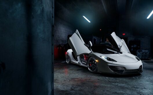 Обои на рабочий стол Белый McLaren 675LT в гараже