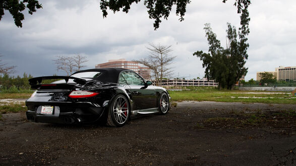 Обои на рабочий стол Черный Porsche 911 (991) на траве