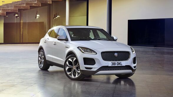 Обои на рабочий стол Белый Jaguar E-Pace в салоне