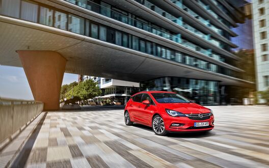 Обои на рабочий стол Красный Opel Astra K в городе