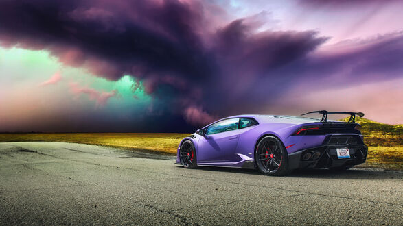 Обои на рабочий стол Фиолетовый Lamborghini Huracan на дороге