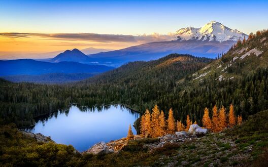 Обои на рабочий стол Вид на озеро и гору Шаста / Mount Shasta, Калифорния