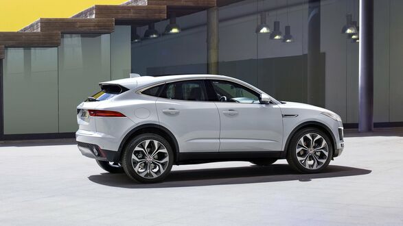 Обои на рабочий стол Белый Jaguar E-Pace в салоне сбоку
