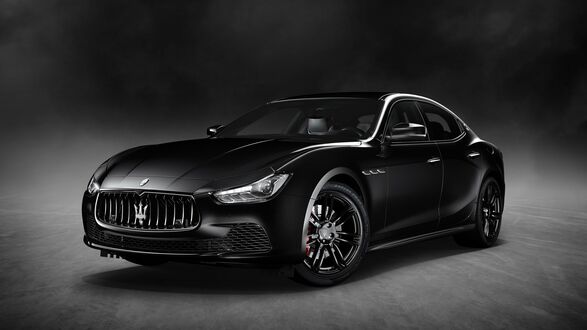 Обои на рабочий стол Черный Maserati Quattroporte на сером фоне спереди