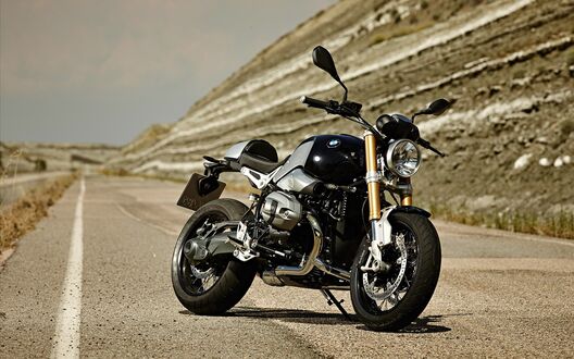 Обои на рабочий стол Мотоцикл BMW R Nine T на горной дороге
