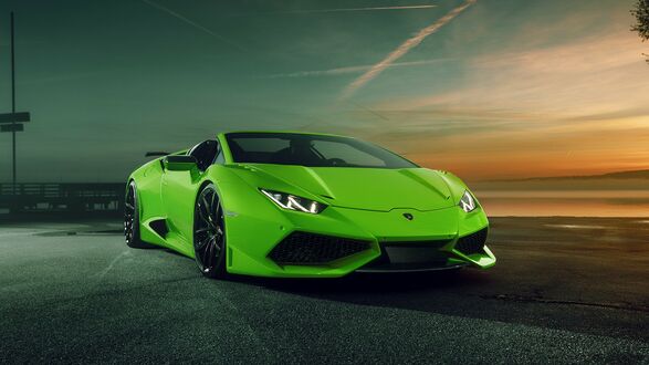 Обои на рабочий стол Зеленый Lamborghini Huracan у моря в сумерках