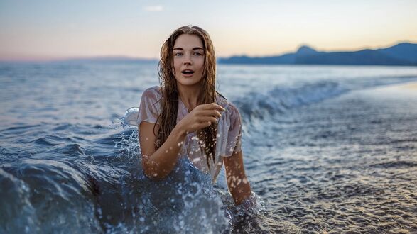 Обои на рабочий стол Девушка Катя в платье сидит в морской воде, фотограф Denis Budnyak