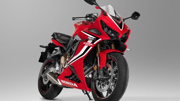 Обои на рабочий стол Красный мотоцикл Honda CBR 650 RR, 2021 года на сером фоне