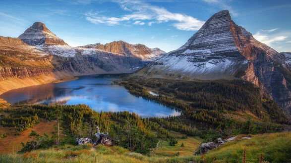 Обои на рабочий стол Красивое Hidden Lake inside Glacier National Park, Montana / озеро Скрытое в национальном парке Глейшер, штат Монтана, фотограф Aaron Reed