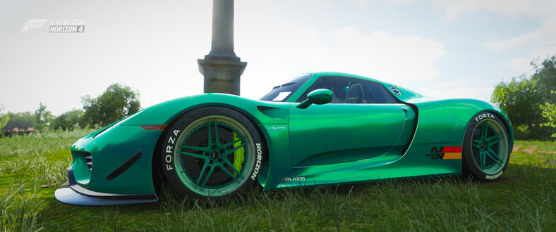 Обои на рабочий стол Гиперкар Porsche 918 Spyder на зеленой травве