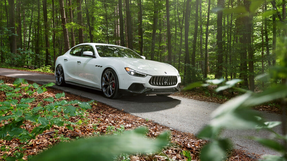 Обои для рабочего стола Белый Maserati / Мазерати на лесной дороге