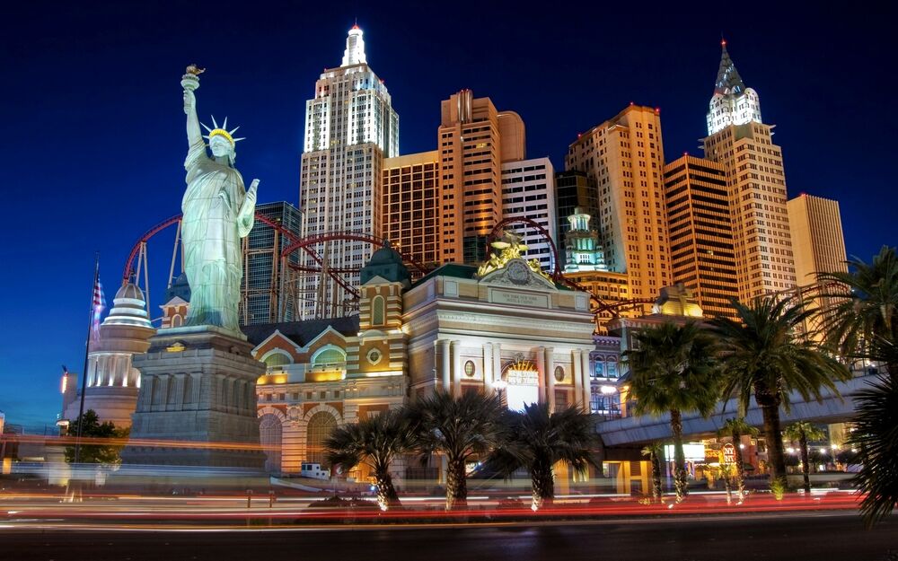 Обои для рабочего стола Las Vegas / Лос-Вегаса видны Капитолий, Статуя Свободы, лев на постаменте ночью