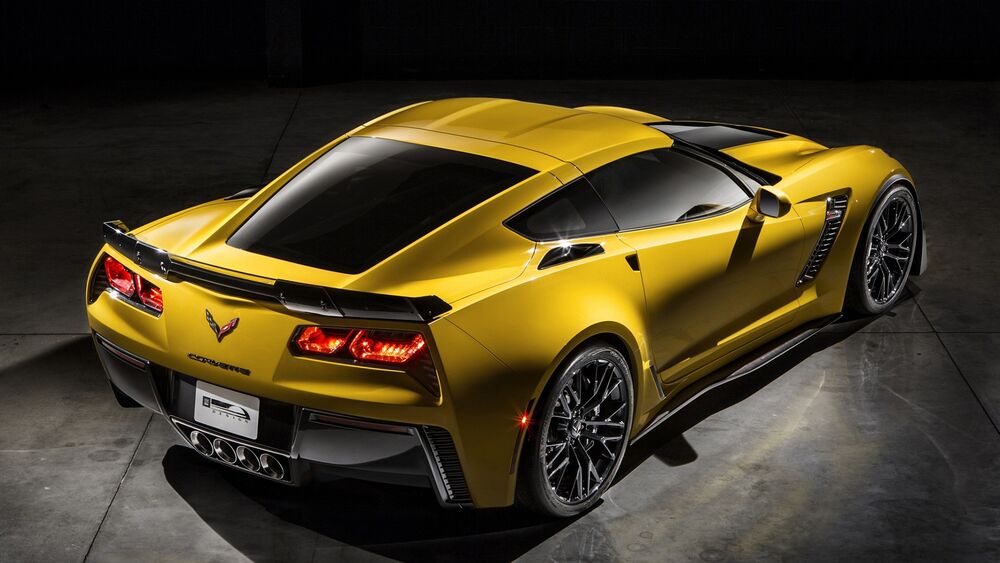 Обои для рабочего стола Желтый Шевроле Корвет / Chevrolet Corvette Z06 сзади на черном фоне