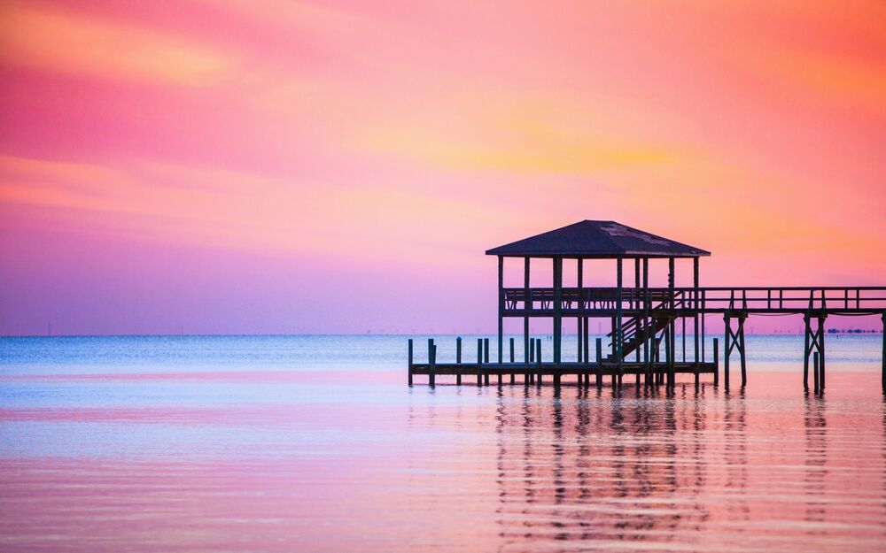 Обои для рабочего стола Розовое небо и голубая вода на рассвете на Мальдивах