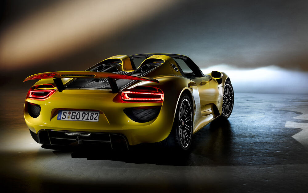 Обои для рабочего стола Желтый Porsche 918 spyder на бетонном полу