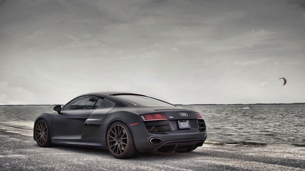 Обои для рабочего стола Черный Audi R8 у воды