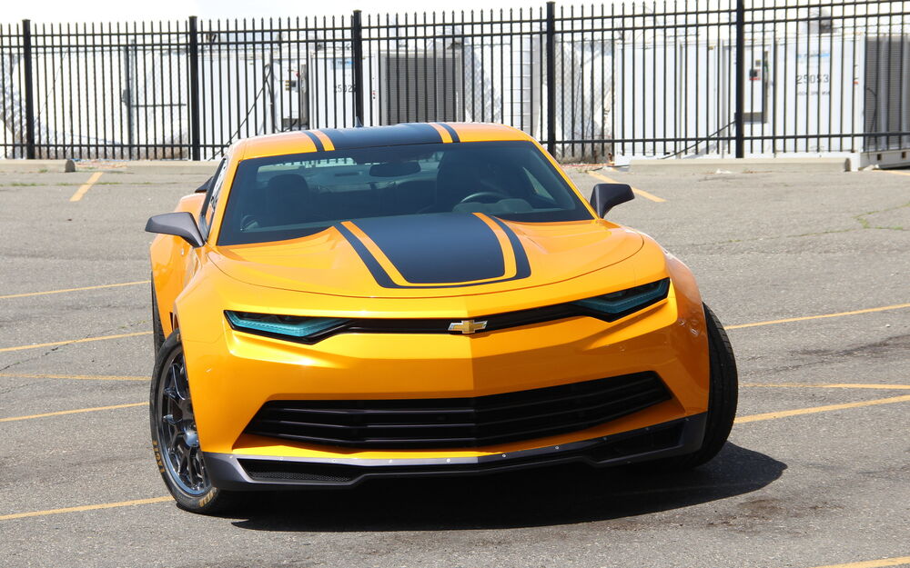 Обои для рабочего стола Желтый Chevrolet Camaro на парковке