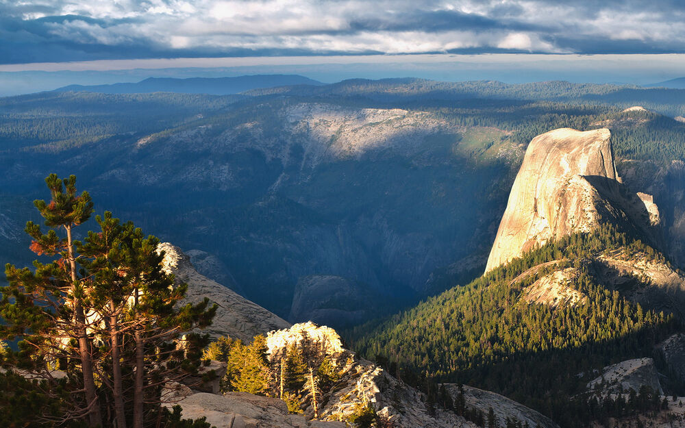 Обои для рабочего стола Заросшая лесом долина под густыми облаками на закате Национальный парк в США Йосемити