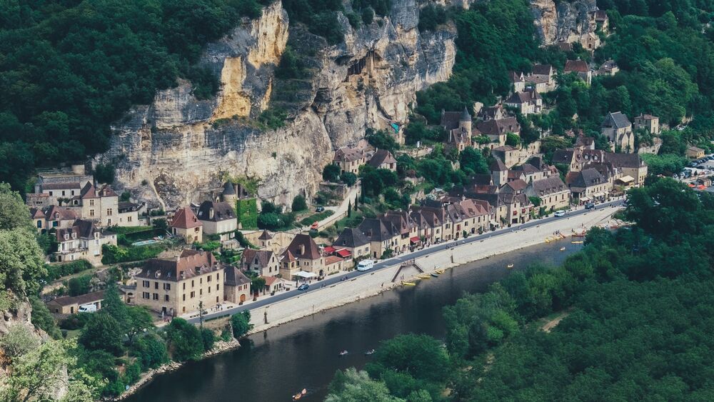 Обои для рабочего стола Вид на удивительной красоты городок La Roque-Gageac / Ла-Рок-Гажак из садов Маркисака / Marqueyssac, Франция / France