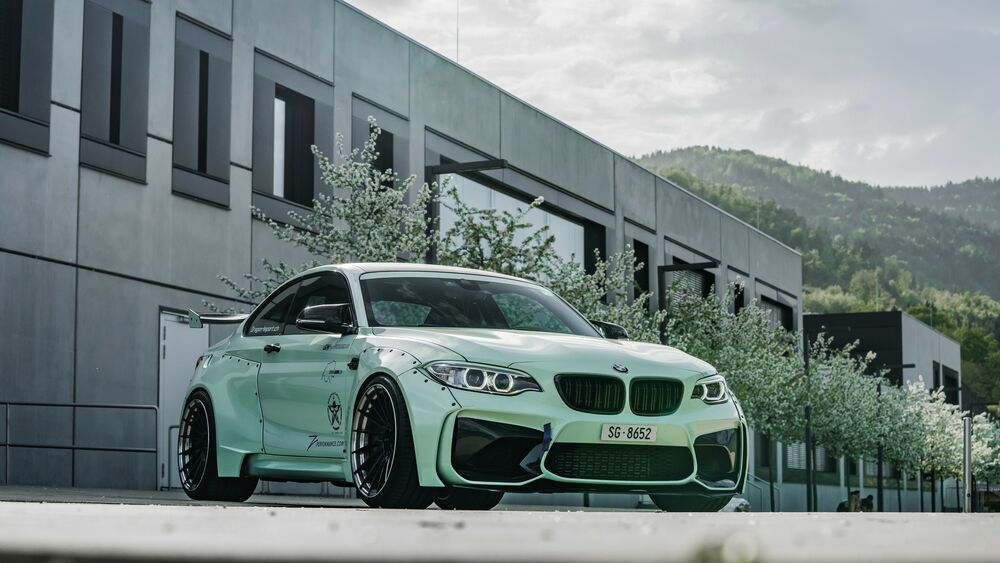 Обои для рабочего стола Белая Bmw M2 2018 у здания