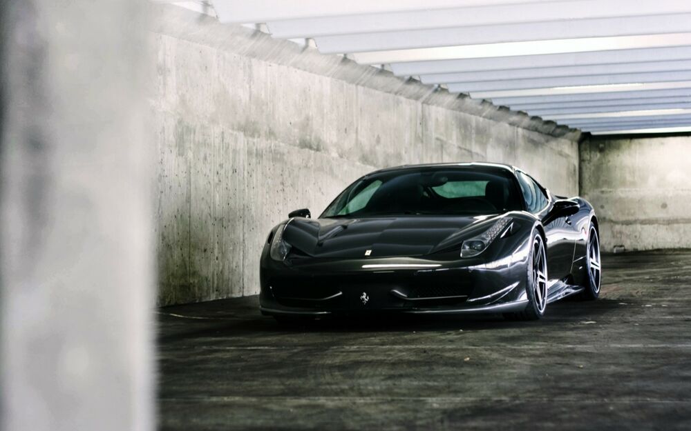 Обои для рабочего стола Черный автомобиль Ferrari 458, в гараже спереди