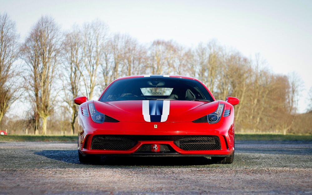 Обои для рабочего стола Красный Ferrari 458 speciale спереди, на фоне деревьев