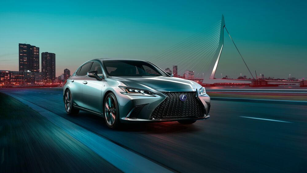 Обои для рабочего стола Lexus ES300H на вечернем городском шоссе
