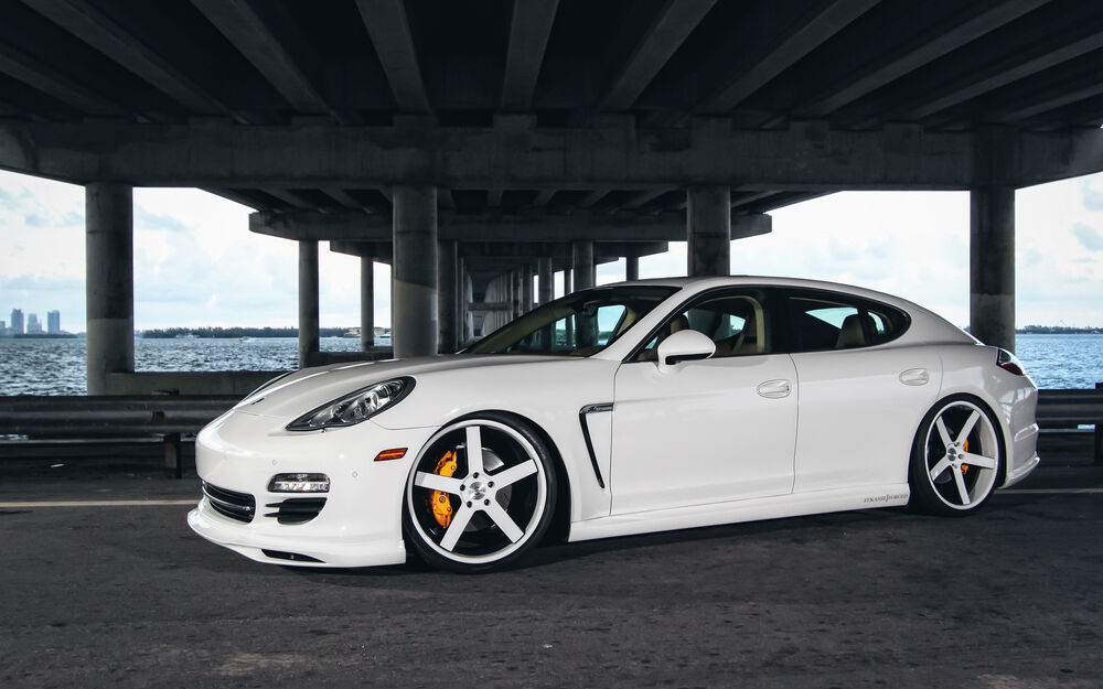 Обои для рабочего стола Белый Porsche panamera под мостом