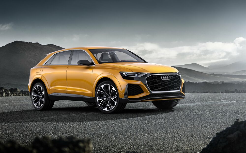 Обои для рабочего стола Желтый Audi Q8 на фоне гор