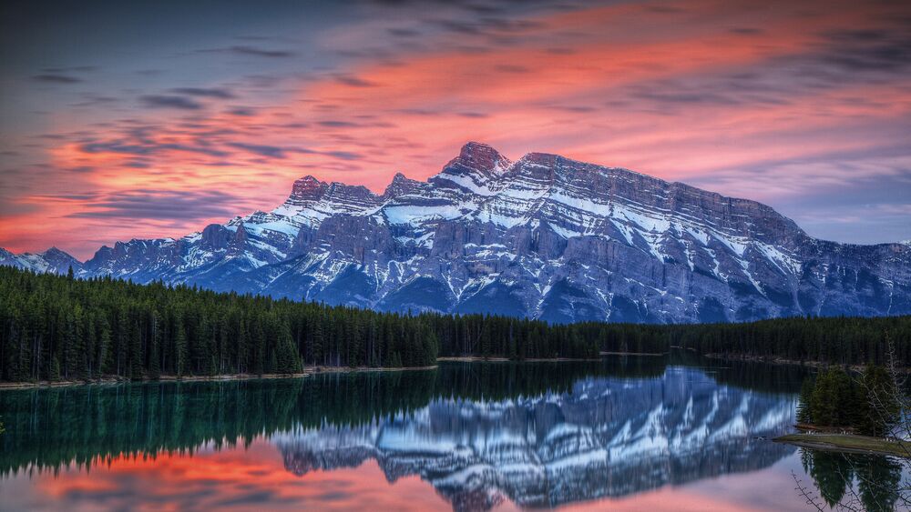 Обои для рабочего стола Восход солнца над Two Jack Lake and Mount Rundle, Banff National Park, Alberta, Canada / озером Два Джека и горой Рандл, национальный парк Банф, Альберта, Канада, фотограф Paul Goodwill