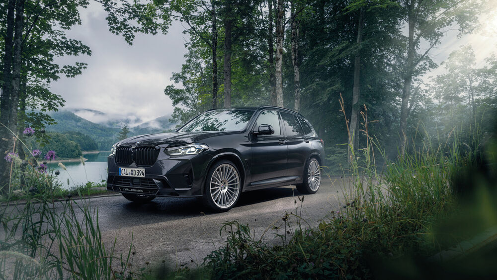 Обои для рабочего стола Автомобиль черного цвета BMW Alpina XD3 / БМВ едет по лесной дороге