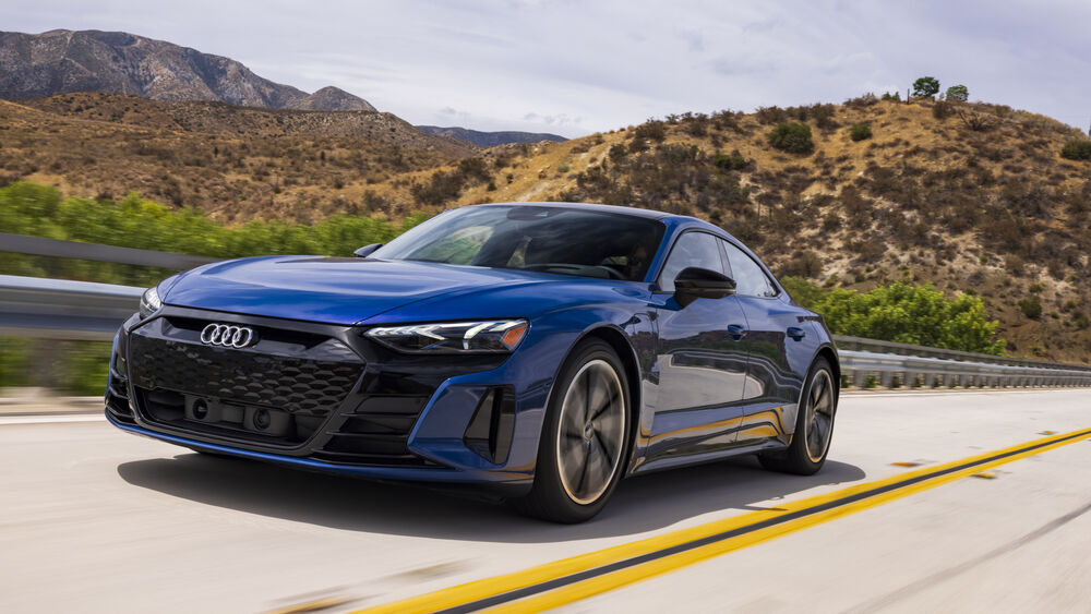 Обои для рабочего стола Электро-кар синего цвета Audi e-tron GT Quattro мчится по горной дороге, модель 2022 года