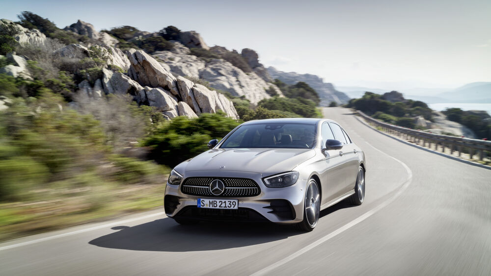 Обои для рабочего стола Автомобиль цвета металлик Mercedes-Benz E 450 / Electric Car мчится по горной дороге