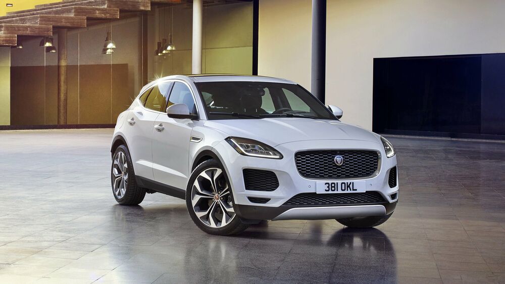 Обои для рабочего стола Белый Jaguar E-Pace в салоне
