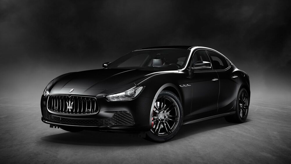 Обои для рабочего стола Черный Maserati Quattroporte на сером фоне спереди