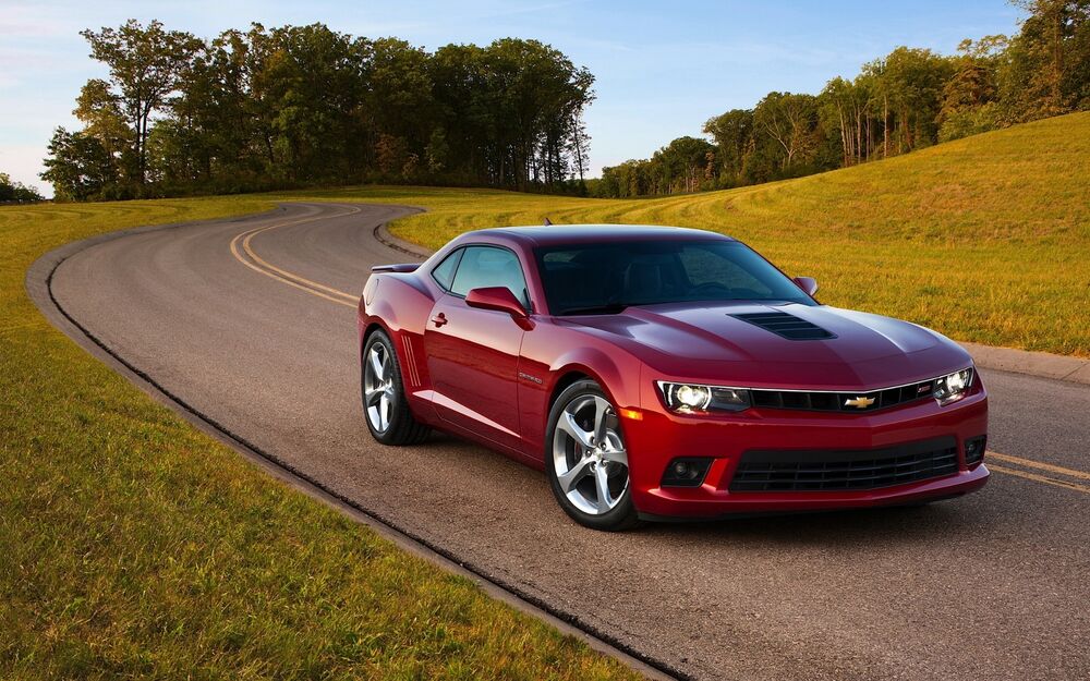 Обои для рабочего стола Бордовый Chevrolet Camaro на шоссе среди деревьев спереди