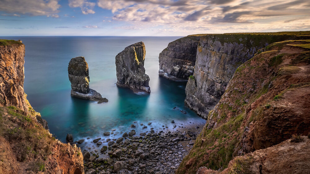 Обои для рабочего стола Скалистый берег Castlemartin, Пембрукширское побережье, Уэльс, Великобритания, Европа / Pembrokeshire Coast, Wales, United Kingdom, Europe на фоне облачного неба