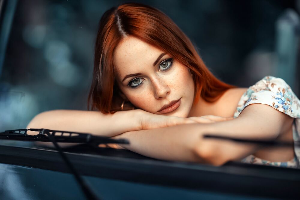Обои для рабочего стола Модель София сидит в авто. Фотограф Alessandro Di Cicco