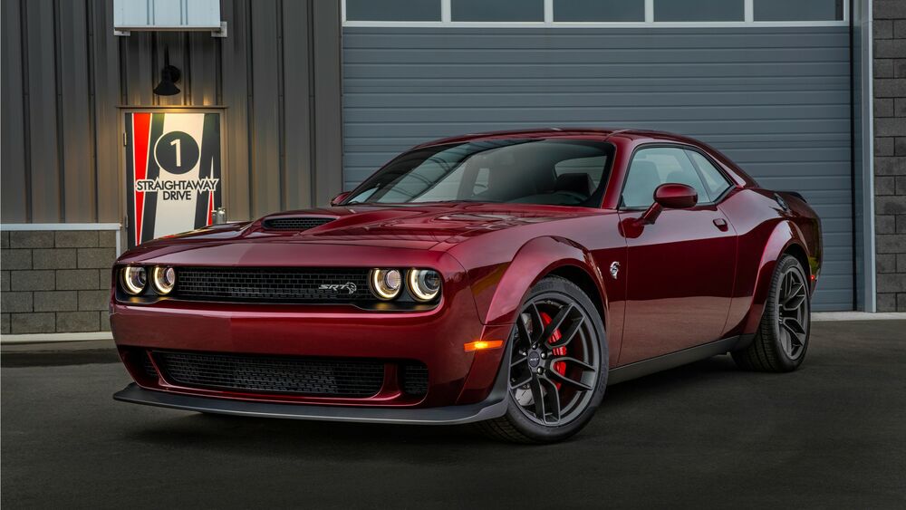 Обои для рабочего стола Красный спорткар Dodge Challenger у гаража