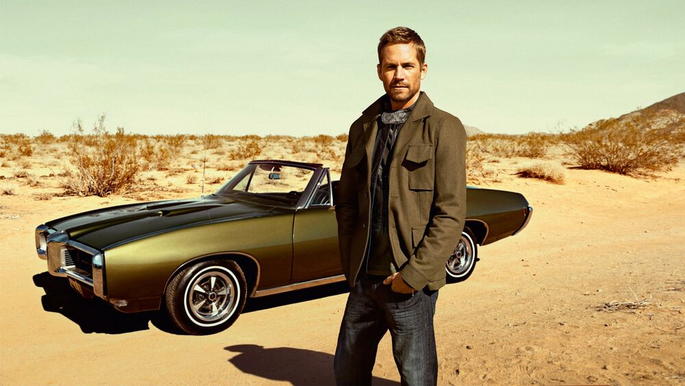 Обои для рабочего стола Американский актер Пол Уокер / Paul Walker в пустыне на фоне черного авто