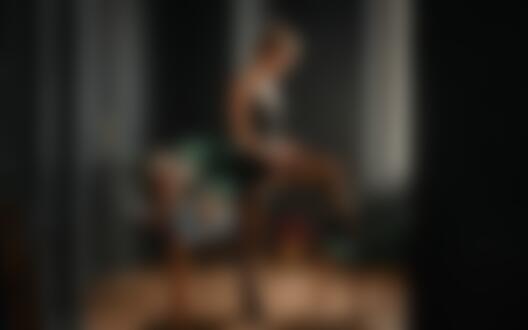 Обои для рабочего стола Модель Мария Кудрявцева поправляет чулок, фотограф Георгий Чернядьев
