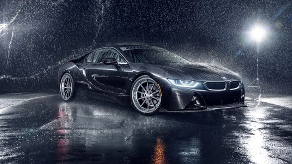 Обои на рабочий стол Черный BMW I8 стоит на дороге во время дождя