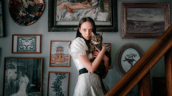 Обои на рабочий стол Модель Екатерина Можина с кошкой на руках, фотограф Andrew Vasiliev