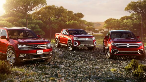 Обои на рабочий стол Красные Volkswagen Teramont в лесу