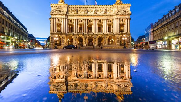 Обои на рабочий стол Отражение здания в воде, Опера Гарнье (Opéra Garnier), Париж, Франция вечером