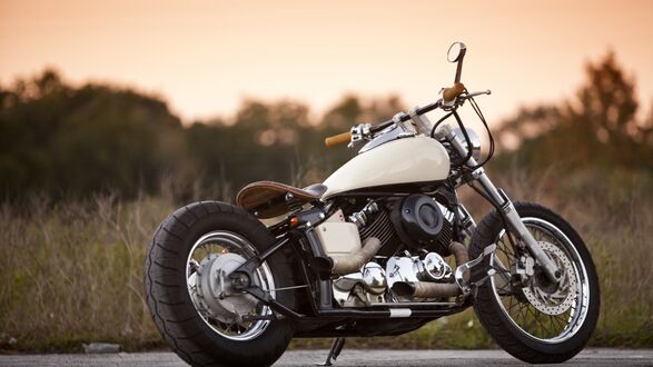 Обои на рабочий стол Harley-Davidson Cafe Racer / Харлей-Дэвидсон Кафе Рэйсер с белым баком на закате