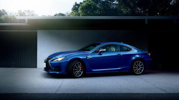 Обои на рабочий стол Синий Lexus rc f 2020 у гаража сбоку